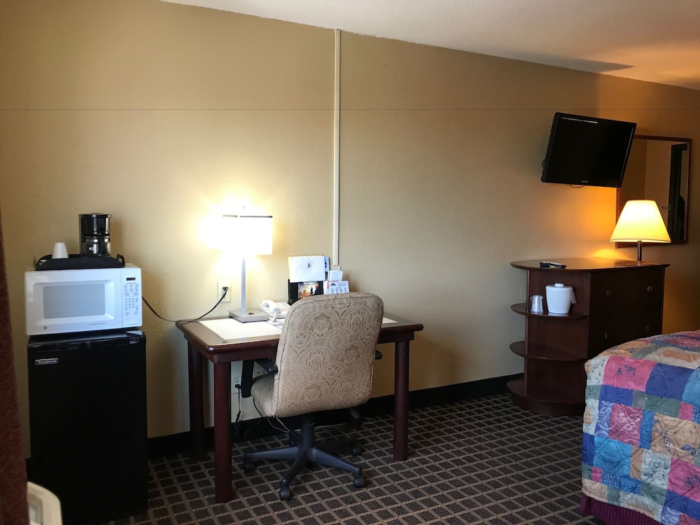 Economy Inn & Suites Cedar Rapids, Cedar Rapids Economy Inn & Suites Cedar Rapids, Cedar Rapids