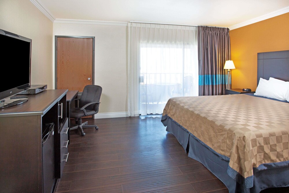 Travelodge by Wyndham Ocean Front, Huntington Beach Travelodge by Wyndham Ocean Front, Huntington Beach