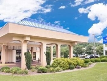 Baymont Inns Suites Hotels Near East Carolina University Baymont Inn Suites Greenville 3 2 Miles From East Carolina University