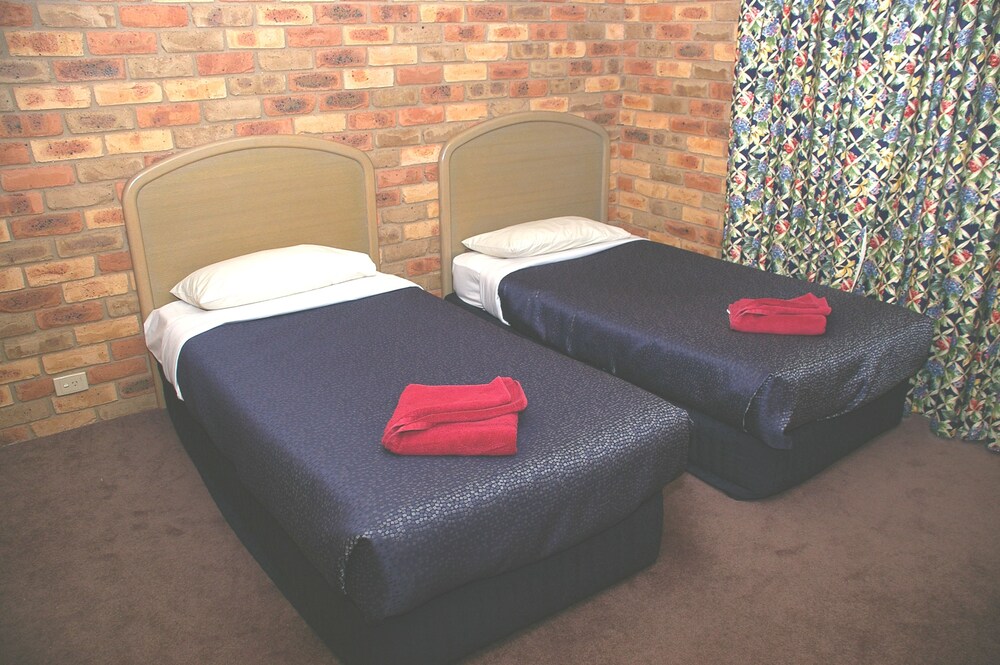 Pines Country Club Motor Inn, Victoria Pines Country Club Motor Inn, Victoria