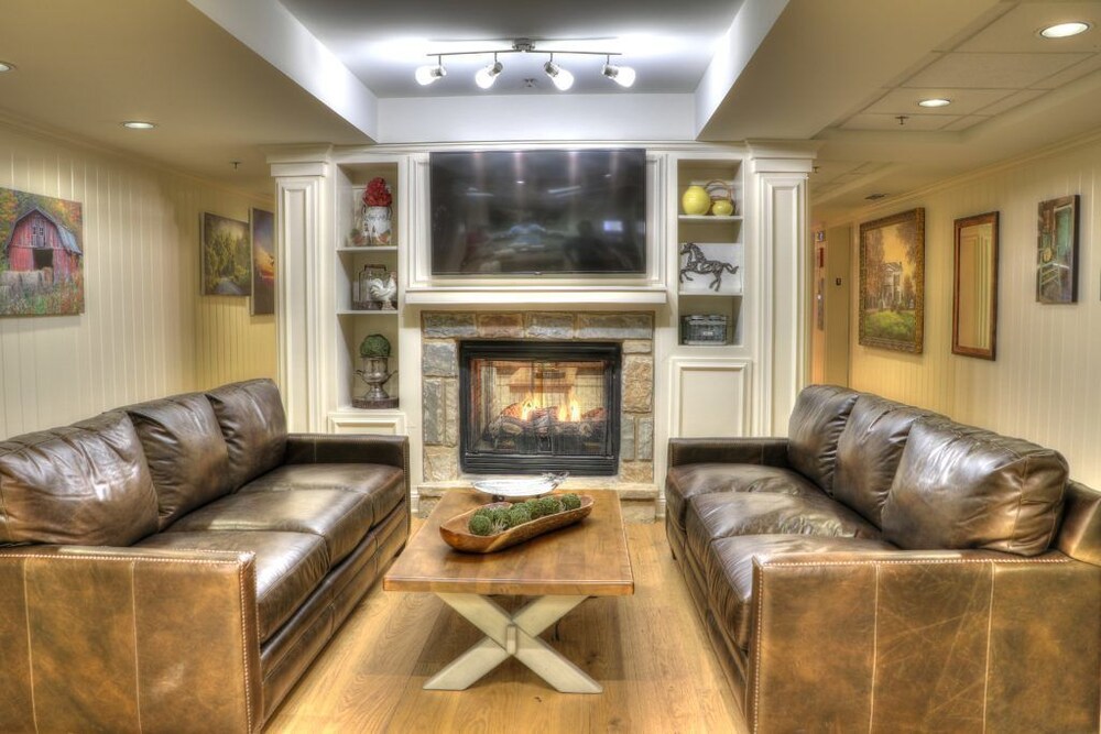The Lodge at Five Oaks, Sevierville (TN) The Lodge at Five Oaks, Sevierville (TN)