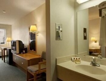 Hotel Days Inn Charleston Il In Illinois United States Bathroom