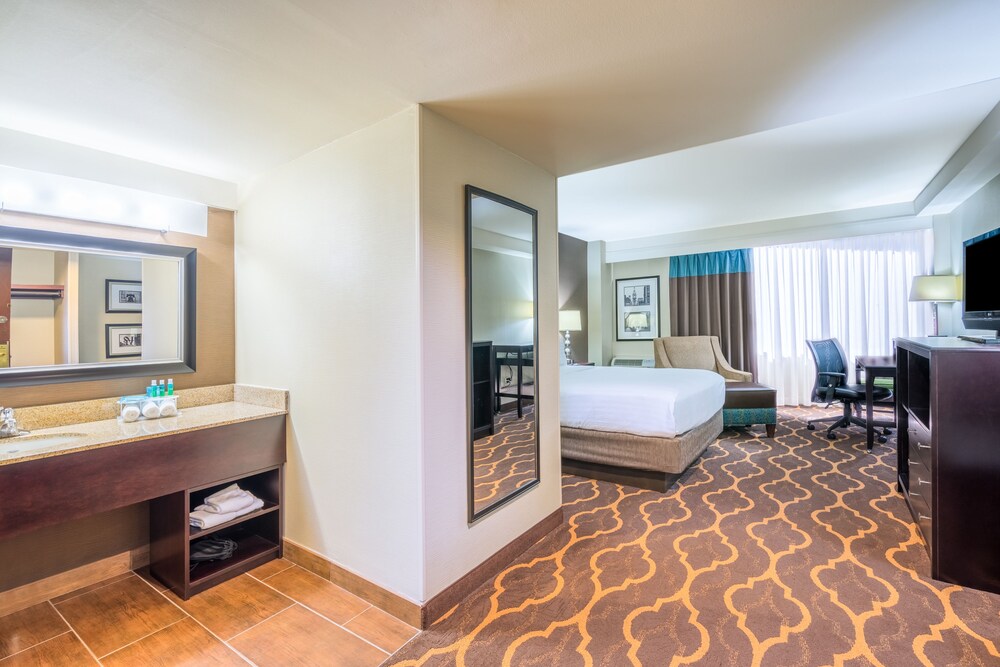 Holiday Inn Express Philadelphia-Midtown, Philadelphia (PA) Holiday Inn Express Philadelphia-Midtown, Philadelphia (PA)