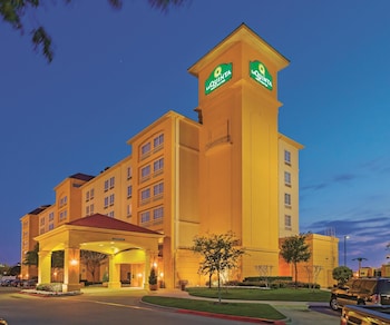 La Quinta Inn Suites Hotels Near Six Flags Over Texas La Quinta Inn Suites Dallas Arlington 6 Flags Drive 0 5 Miles From Six Over Texas