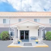 法戈第十九大道/機場圓頂戴斯飯店