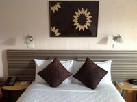 Premier Queen Room