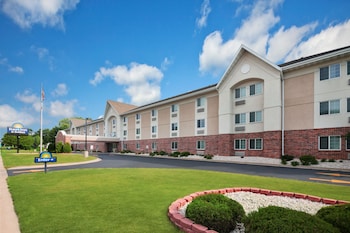 Days Inn Hotels Near Lambeau Field Nfl Stadium 1265 Lombardi Days Inn And Suites Green Bay Wi 2 7 Miles From Lambeau Field