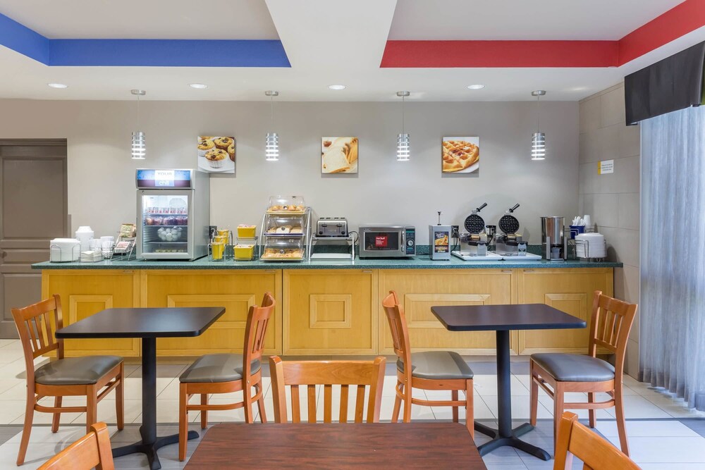 Days Inn & Suites by Wyndham Fort Myers Near JetBlue Park, Fort Myers Days Inn & Suites by Wyndham Fort Myers Near JetBlue Park, Fort Myers