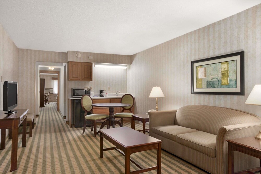 Ramada by Wyndham Saginaw Hotel & Suites, Saginaw Ramada by Wyndham Saginaw Hotel & Suites, Saginaw