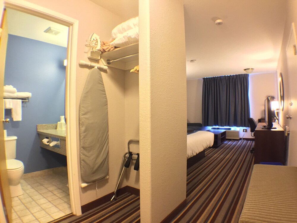 Super 8 by Wyndham Fort Frances, Fort Frances (ON) Super 8 by Wyndham Fort Frances, Fort Frances (ON)