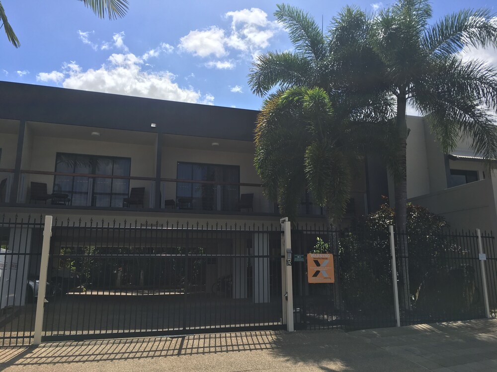 Bay Village Tropical Retreat & Apartments