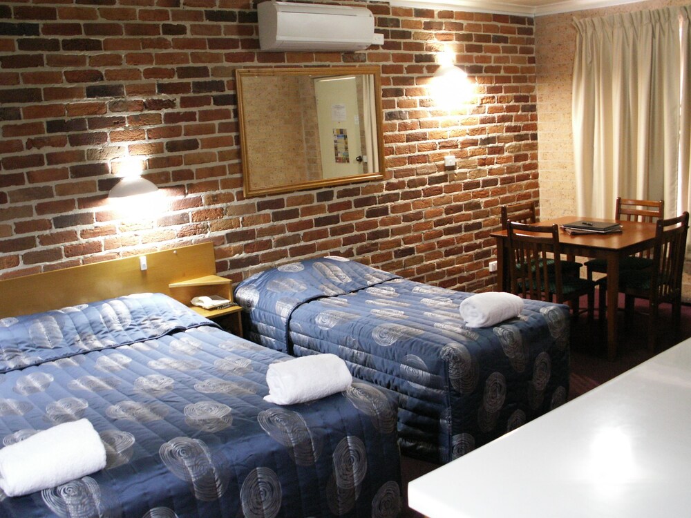 Cedar Lodge Motel, Armidale Cedar Lodge Motel, Armidale