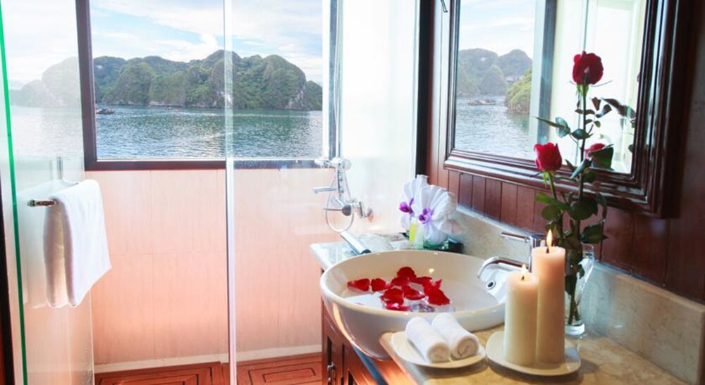 Viola Cruise Halong Bay, Ha Long Viola Cruise Halong Bay, Ha Long