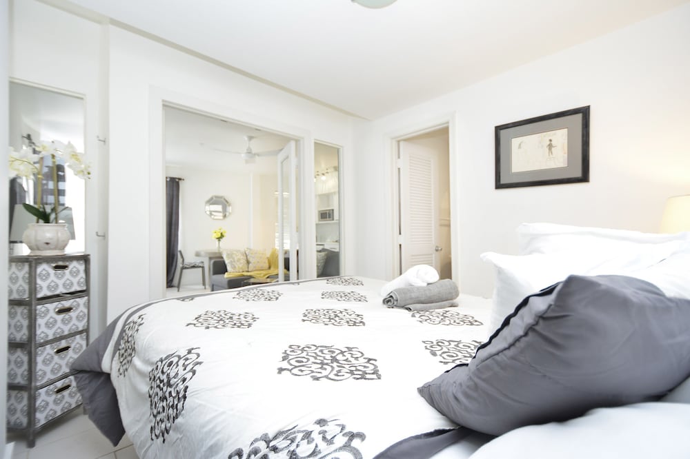 Sunrise Court Apartments, Miami Beach Sunrise Court Apartments, Miami Beach