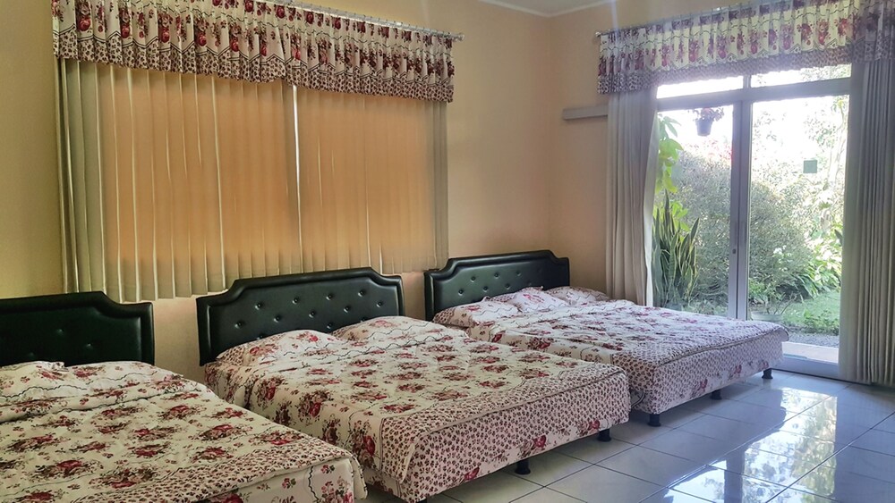 Vila Bunga Merah Gelatik, Lembang Vila Bunga Merah Gelatik, Lembang