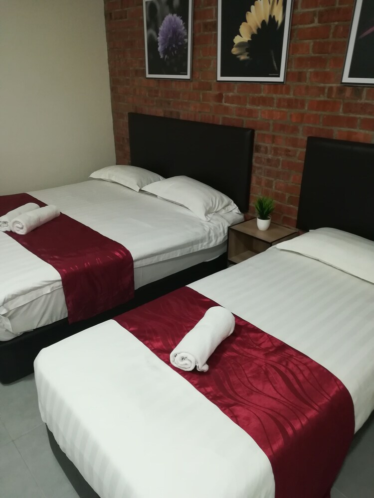 Rock & Roll Hotel, Klang Rock & Roll Hotel, Klang