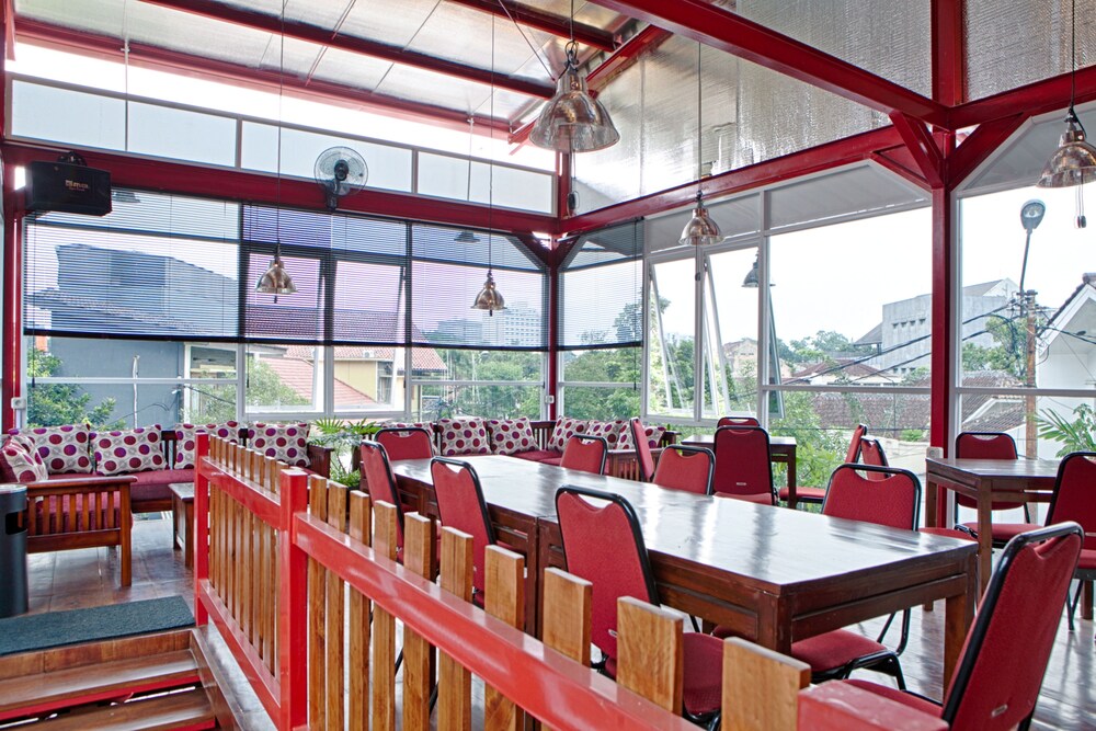 RedDoorz Plus near Riau Street, Bandung RedDoorz Plus near Riau Street, Bandung