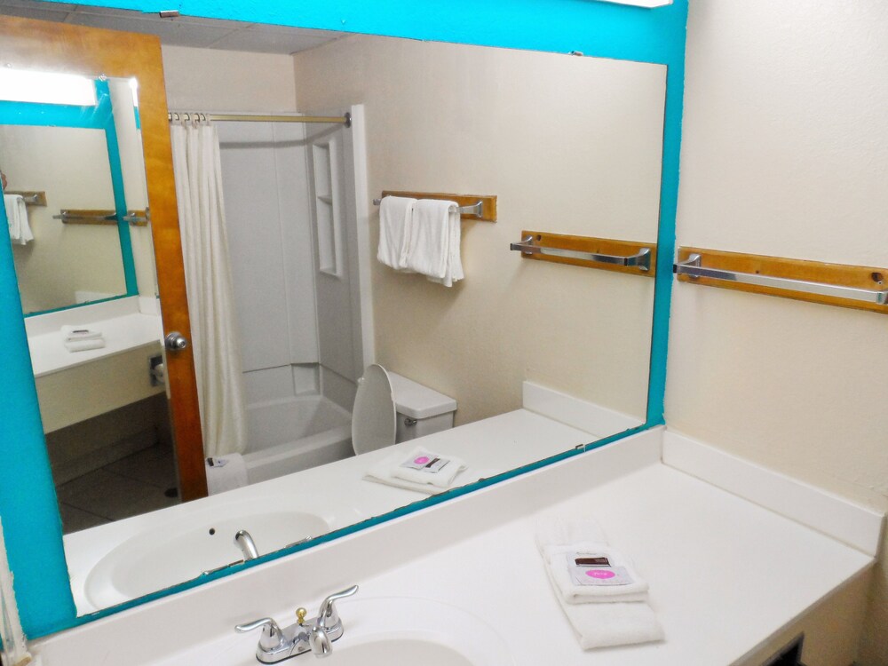 Courtesy Inn, Oklahoma City Courtesy Inn, Oklahoma City