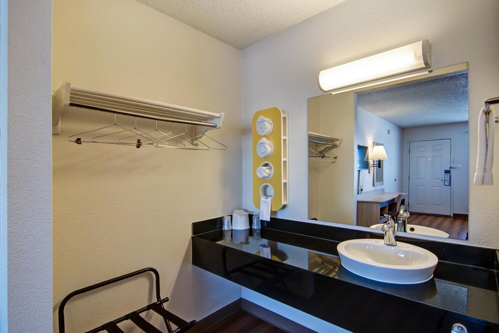 Motel 6 Dallas - Euless, Dallas Fort Worth Airport (TX) Motel 6 Dallas - Euless, Dallas Fort Worth Airport (TX)