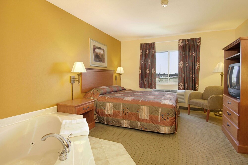 Super 8 by Wyndham Topeka at Forbes Landing, Topeka Super 8 by Wyndham Topeka at Forbes Landing, Topeka
