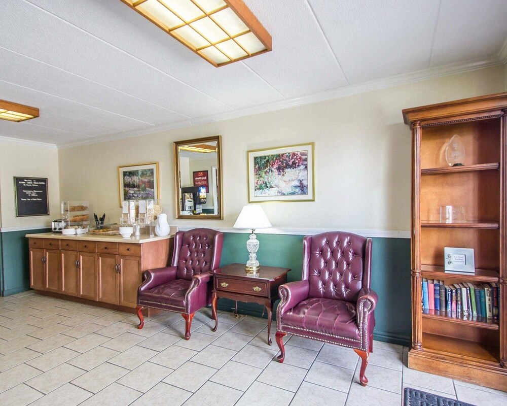 Econo Lodge Inn & Suites Airport, Windsor Locks Econo Lodge Inn & Suites Airport, Windsor Locks