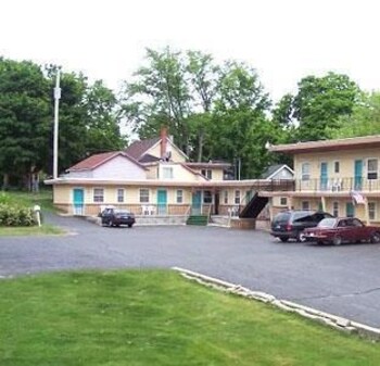 Hotels Near Hillcrest Terrace Apartments 419 West Economy Inn Cadillac