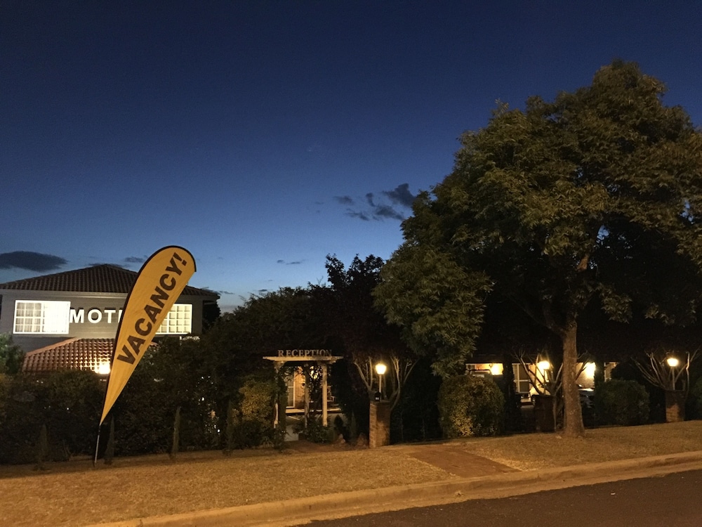 White Lanterns Motel, Armidale White Lanterns Motel, Armidale