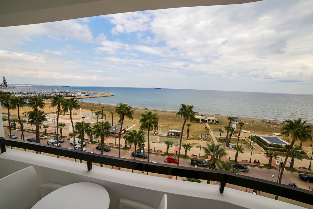 Les Palmiers Beach Hotel, Larnaca Les Palmiers Beach Hotel, Larnaca