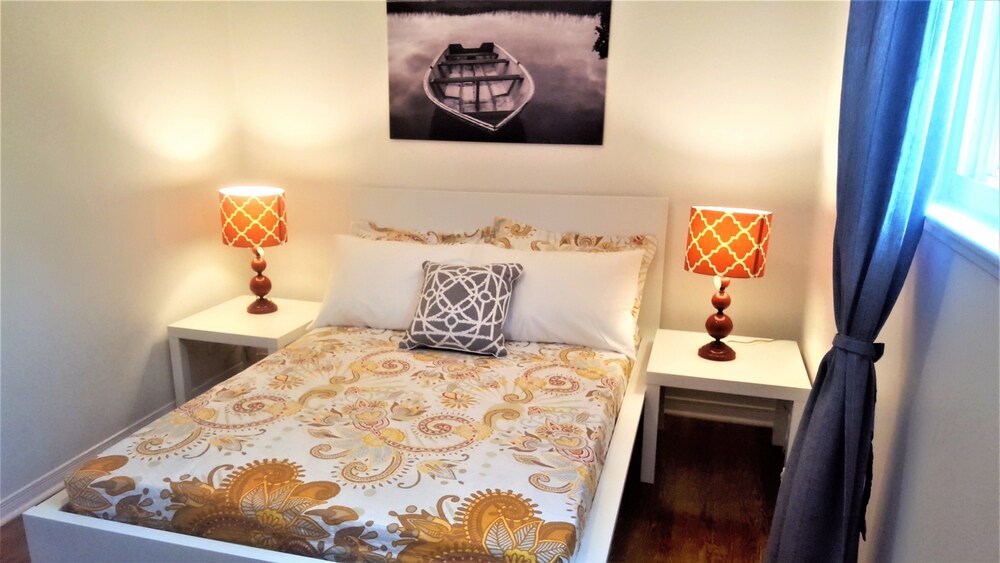 Lavish Suites - 4 Bedroom Guesthouse, Toronto Lavish Suites - 4 Bedroom Guesthouse, Toronto