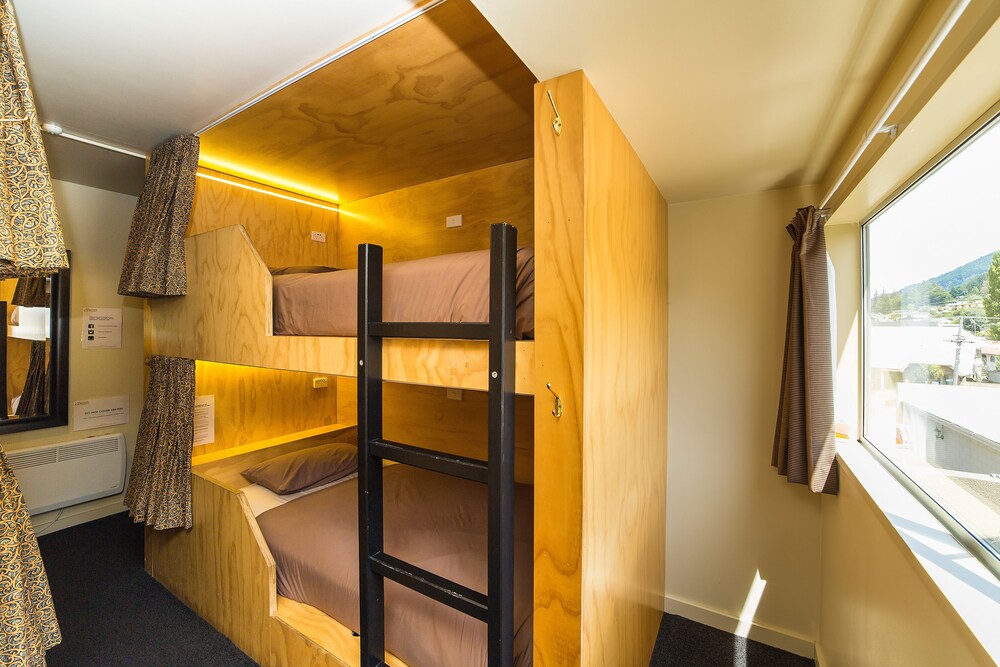 Tahuna Pod Hostel, Queenstown Tahuna Pod Hostel, Queenstown
