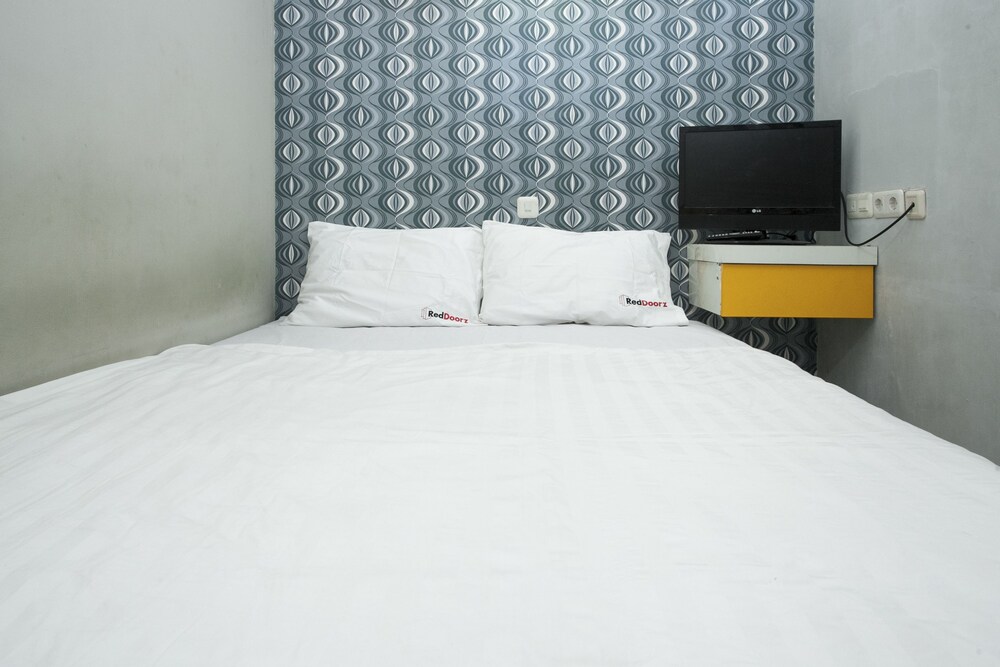 RedDoorz near Suroboyo Carnival Park, Surabaya RedDoorz near Suroboyo Carnival Park, Surabaya