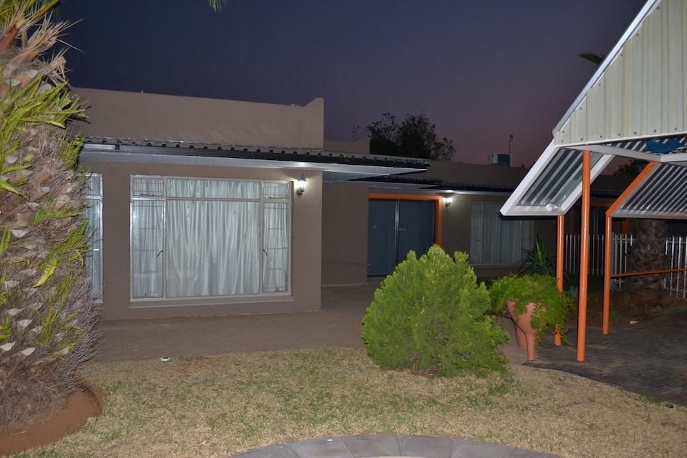 Pebble Fountain Guesthouse, Bloemfontein Pebble Fountain Guesthouse, Bloemfontein