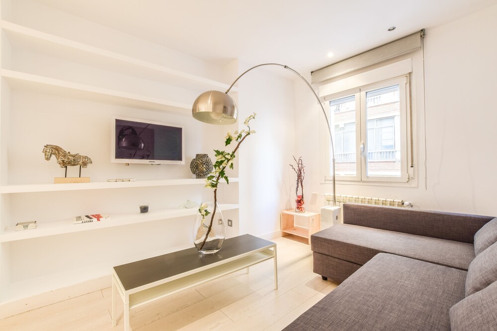 Room to Rent Bernabeu Spacious Apartment, Madrid Room to Rent Bernabeu Spacious Apartment, Madrid