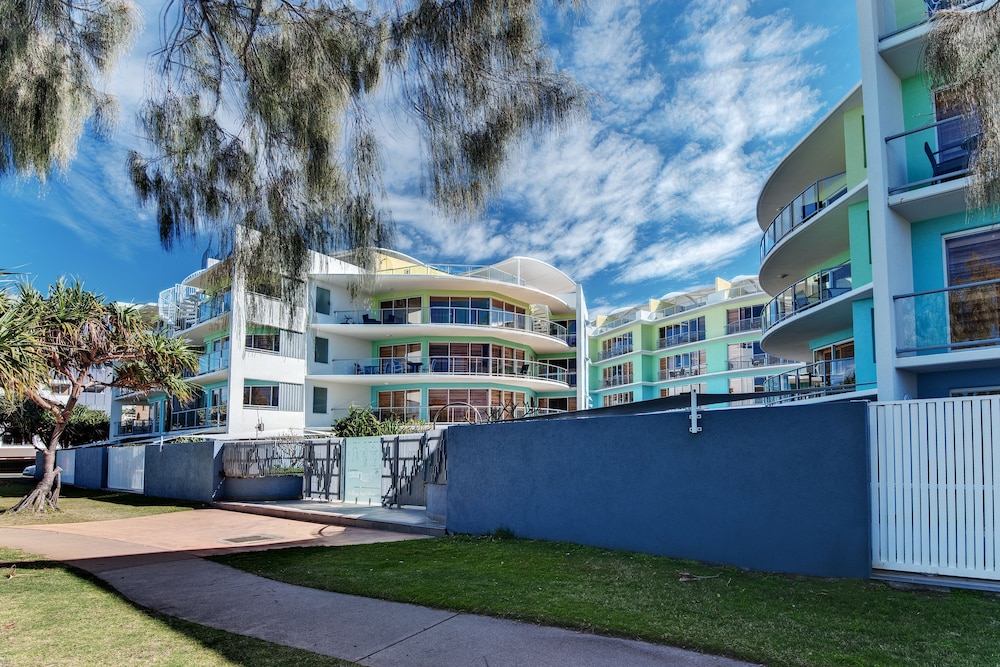 Rolling Surf Resort, Sunshine Coast Rolling Surf Resort, Sunshine Coast