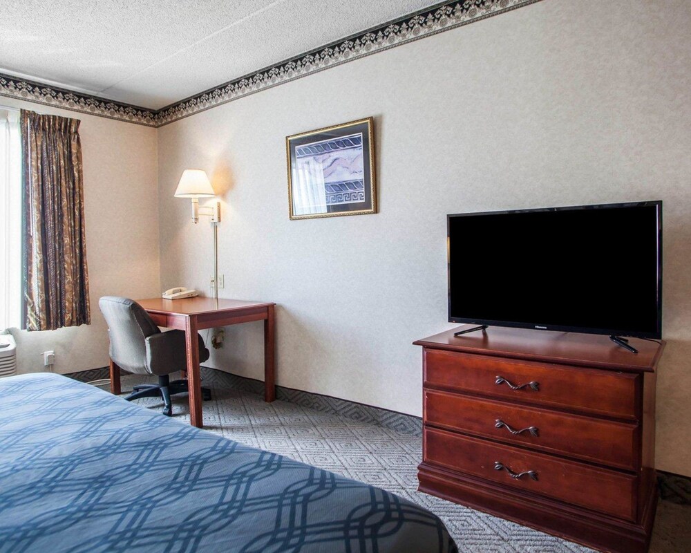 Rodeway Inn & Suites Milwaukee Airport, Milwaukee Rodeway Inn & Suites Milwaukee Airport, Milwaukee