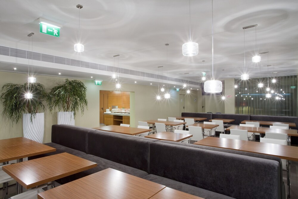 Holiday Inn Express Lisbon Airport, Lisbon Holiday Inn Express Lisbon Airport, Lisbon