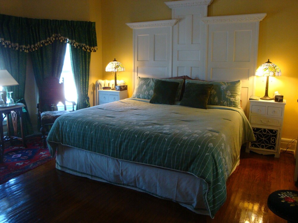 A Moment in Time Bed & Breakfast, Niagara Falls A Moment in Time Bed & Breakfast, Niagara Falls