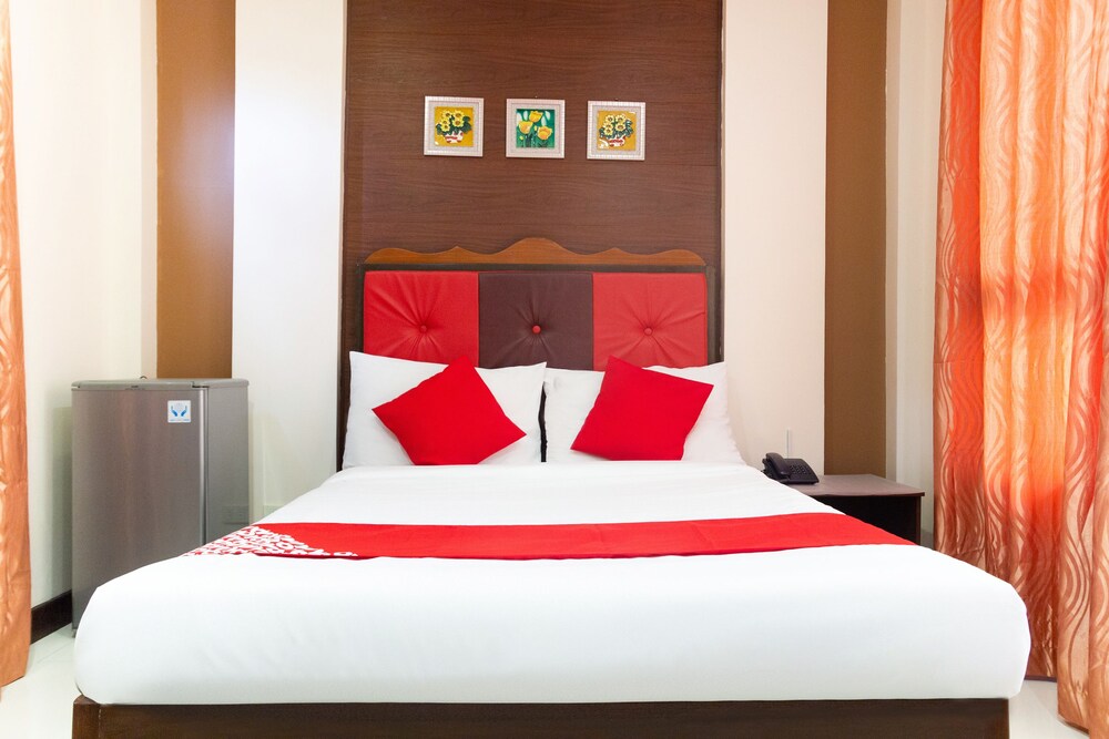 OYO 153 Monclaire Suites