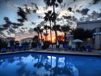Hilltop Gardens Hotel
