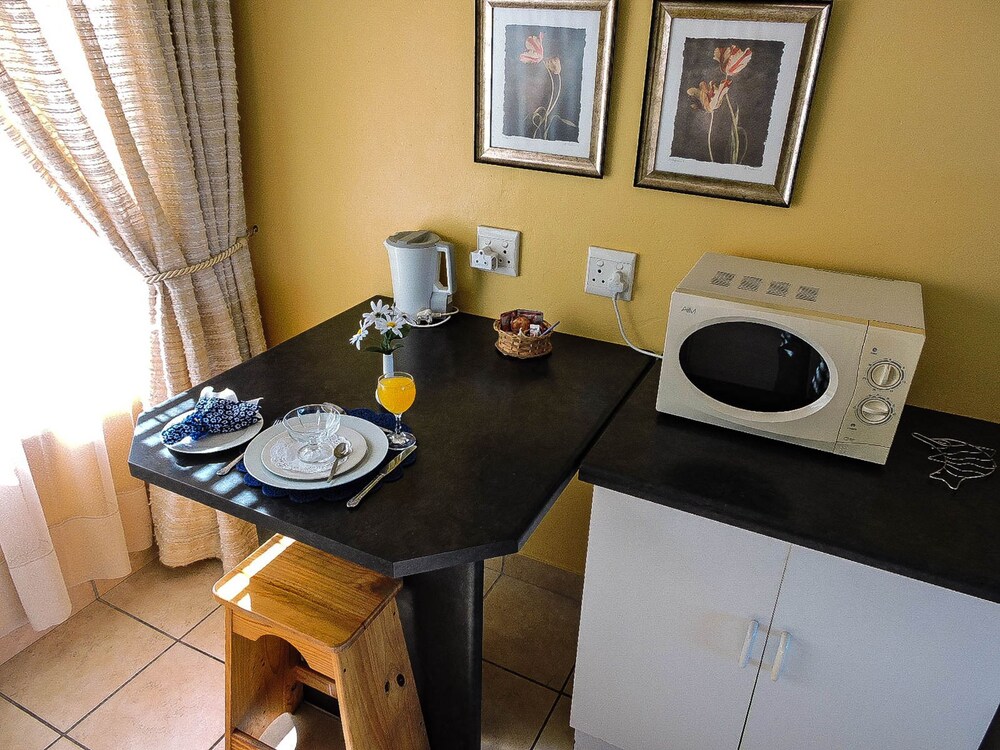 Amzee Bokmakierie Guest House, Mossel Bay Amzee Bokmakierie Guest House, Mossel Bay
