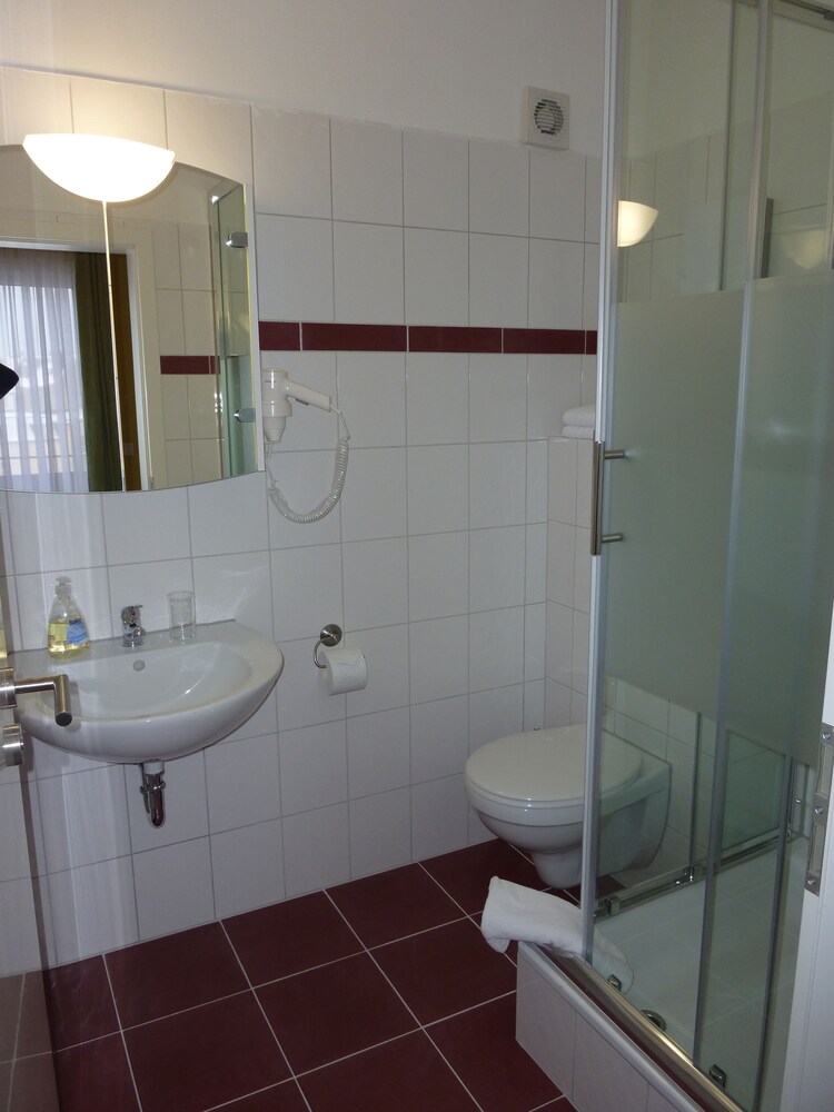 Hotel Famosa, Dusseldorf Hotel Famosa, Dusseldorf