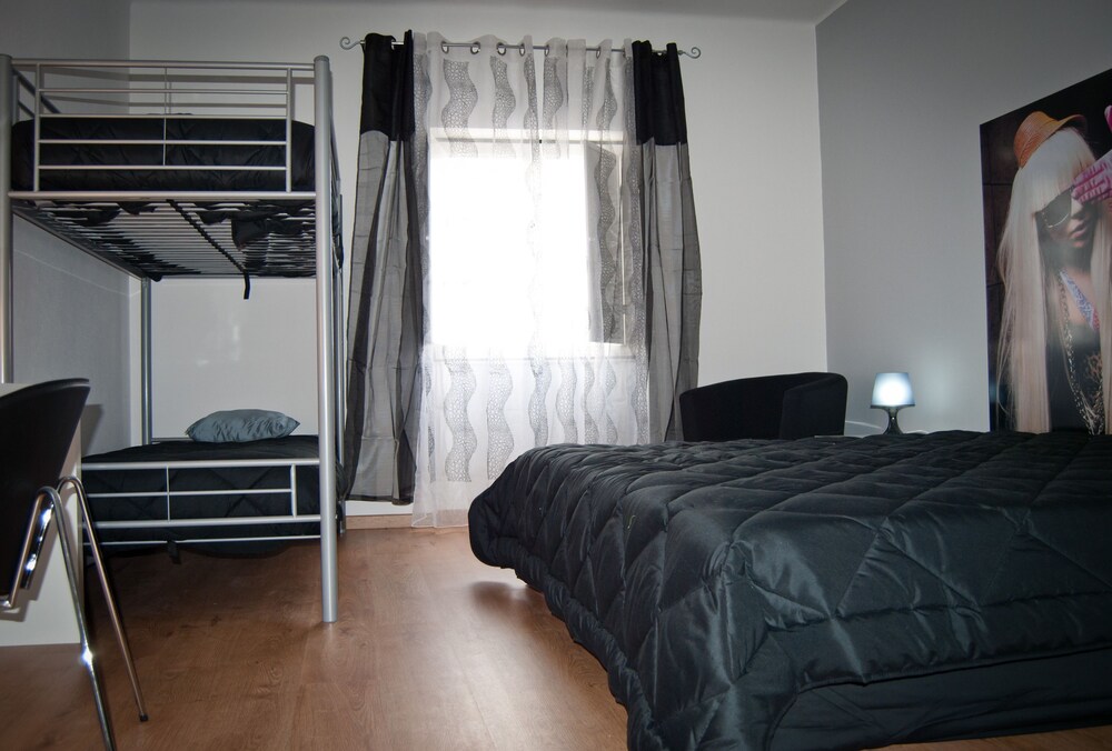 D. Dinis Low Cost Hostel D. Dinis Low Cost Hostel