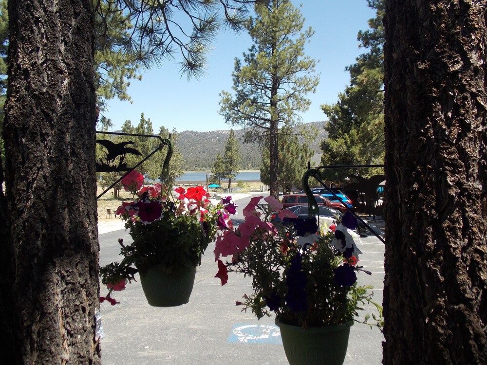 Vintage Lakeside Inn, Big Bear Lake Vintage Lakeside Inn, Big Bear Lake