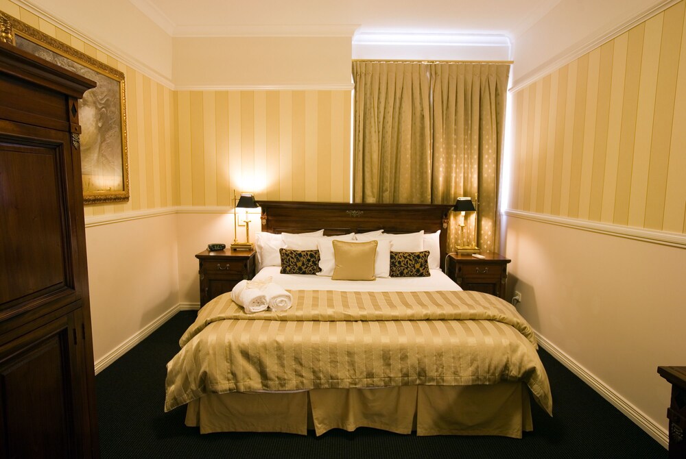 Redearth Hotel, Mount Isa Redearth Hotel, Mount Isa