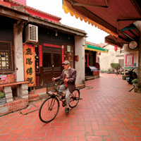 2-Day Sun Moon Lake, Puli, and Lukang Tour