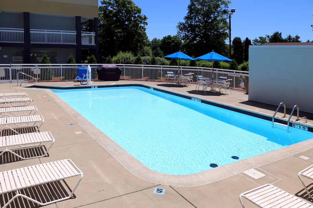 Quality Inn Cranberry Township Hotel Details Page Makemytrip Com