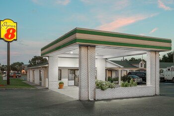 Super 8 by Wyndham Sumter in Sumter, South Carolina