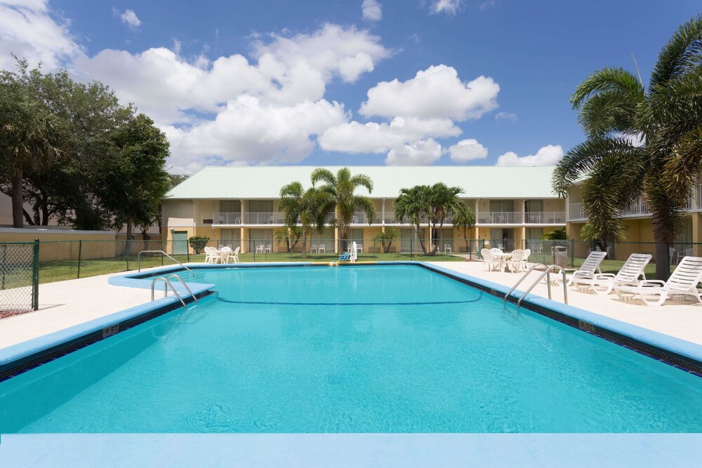 Howard Johnson By Wyndham Vero Beach Downtown Indian River Howard Johnson By Wyndham Vero Beach