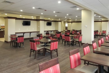 Pet Friendly Hotels Near Drake University In Des Moines From 65 Night Quality Inn And Suites Event
