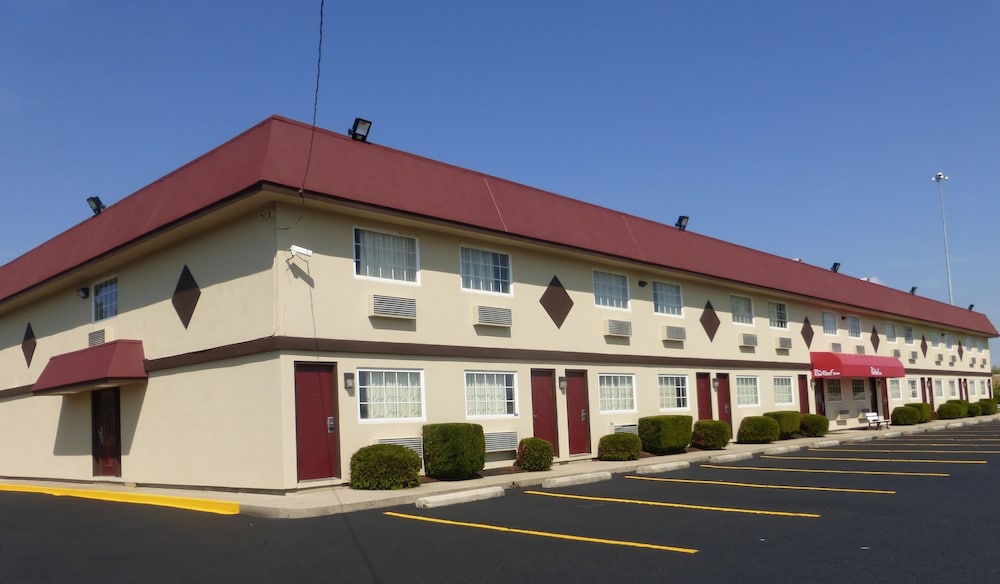 Red roof inn room prices Red Roof Inn® See More. Red Roof Inn® is the go-to economy lodging choice, providing guests with an affordable stay in a clean, modern and comfortable room. Our coast-to-coast hotels are warm and welcoming and offer a value price without sacrificing the quality and convenience that travelers demand.